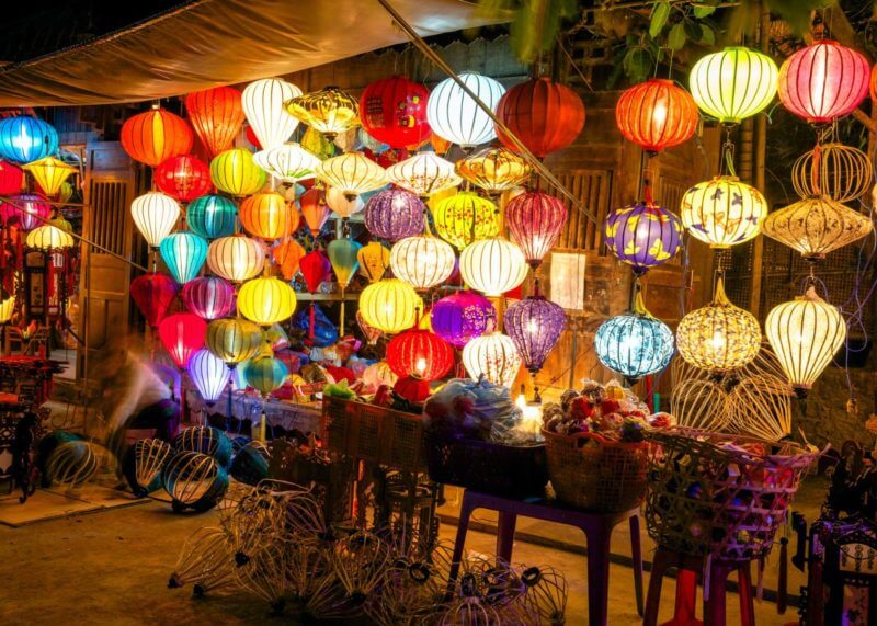 Beleuchtete Seidenlampions auf einem Markt in Hoi An